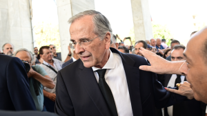 Πλήθος κόσμου στο τελευταίο «αντίο» στη Λένα Σαμαρά [φωτογραφίες]